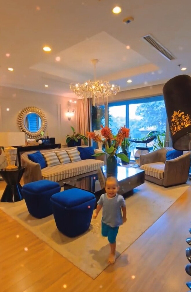 Vợ Mạnh Trường tiếp tục gây sốt khi cắm loài hoa đẹp lạ, để lộ cơ ngơi sang trọng-11