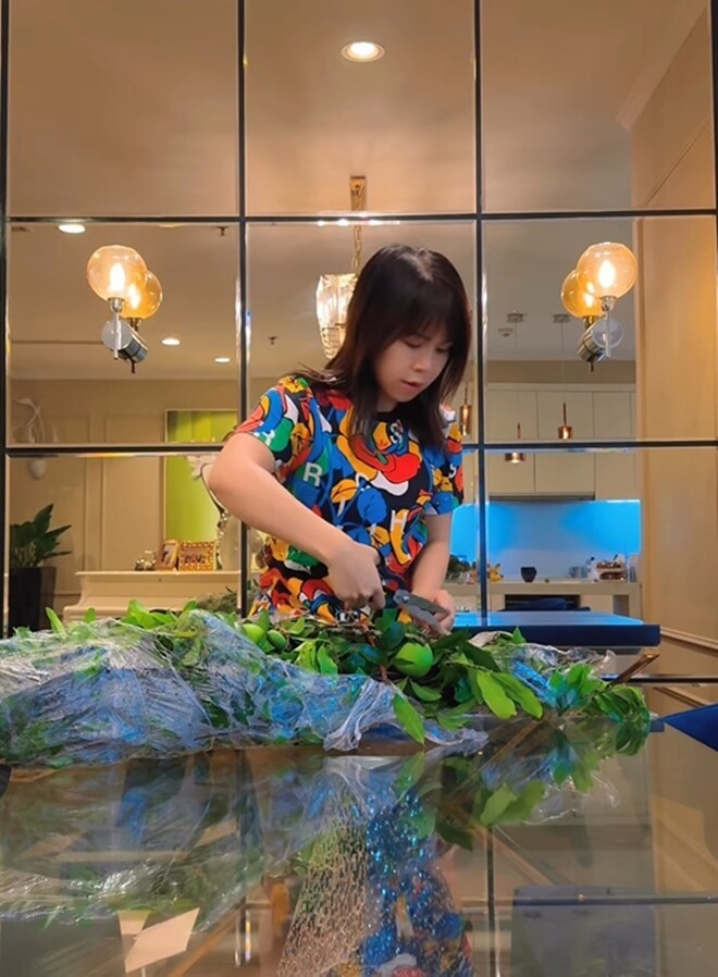 Vợ Mạnh Trường tiếp tục gây sốt khi cắm loài hoa đẹp lạ, để lộ cơ ngơi sang trọng-12
