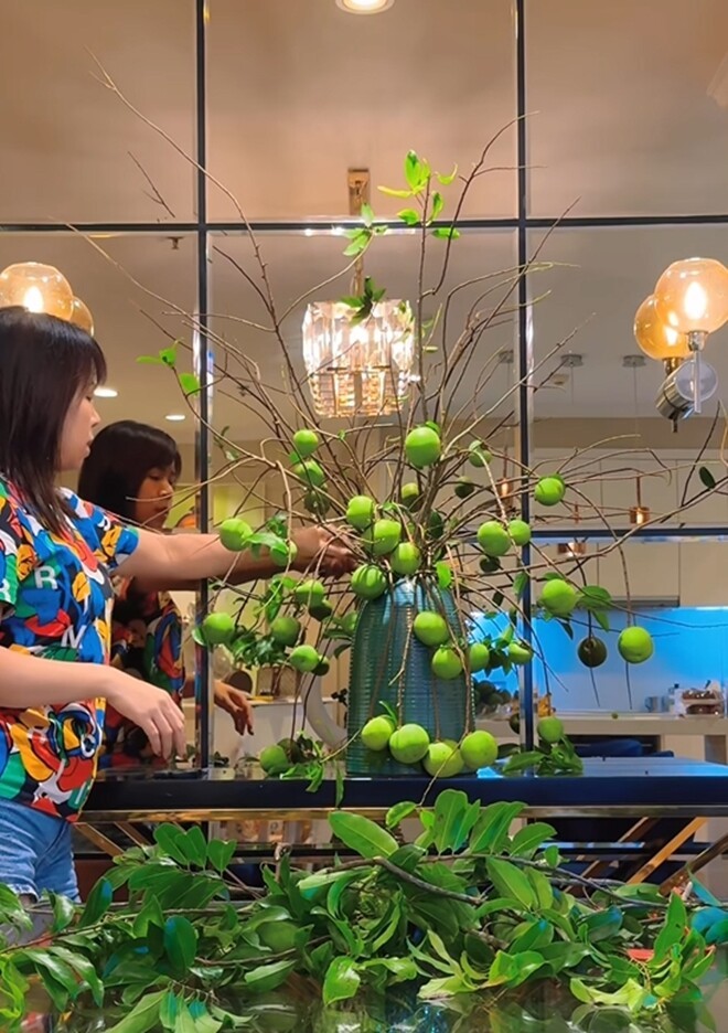 Vợ Mạnh Trường tiếp tục gây sốt khi cắm loài hoa đẹp lạ, để lộ cơ ngơi sang trọng-15
