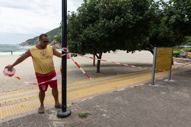 Chống siêu bão Yagi: Dân Trung Quốc đắp bao cát, ra sức ngăn những kẻ săn bão-11