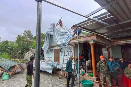 Lốc xoáy làm cây ngã đổ, nhà dân ở Hà Tĩnh bị tốc mái
