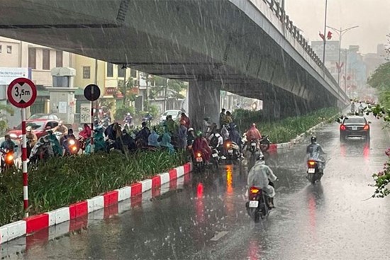 Hà Nội bắt đầu mưa dông, cảnh báo tố, lốc, sét, mưa đá do siêu bão Yagi