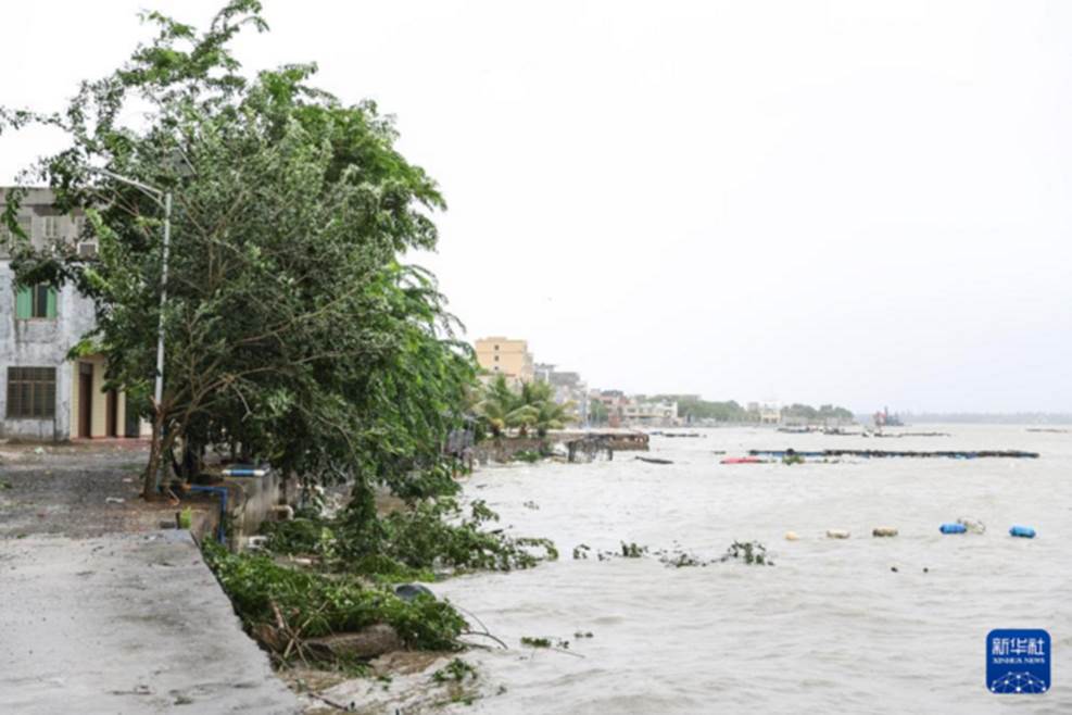 Trung Quốc: Đảo Hải Nam mưa gió mịt mù khi siêu bão Yagi đổ bộ-3