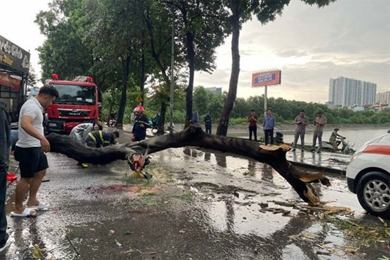 Công an Hà Nội khuyến cáo người dân đi lại ra sao khi bão Yagi đổ bộ?