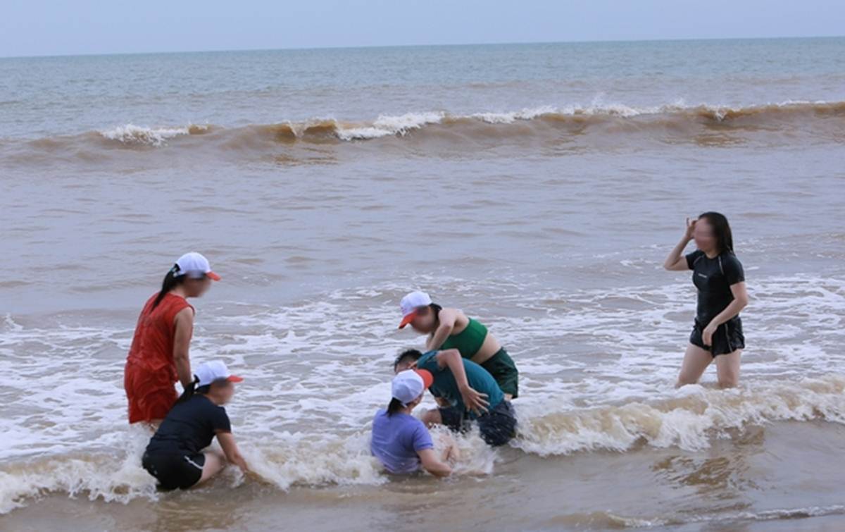 Đã cấm biển ứng phó siêu bão Yagi, du khách vẫn vô tư tắm, cưỡi ca-nô ở biển Sầm Sơn-1