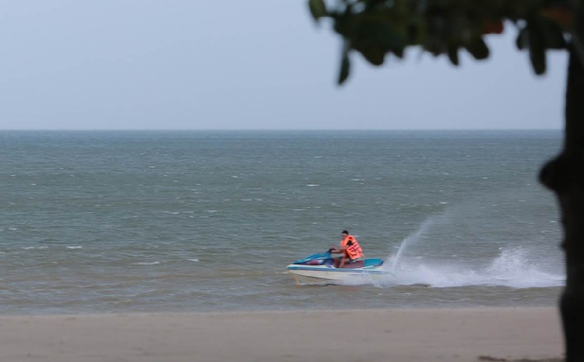 Đã cấm biển ứng phó siêu bão Yagi, du khách vẫn vô tư tắm, cưỡi ca-nô ở biển Sầm Sơn-8