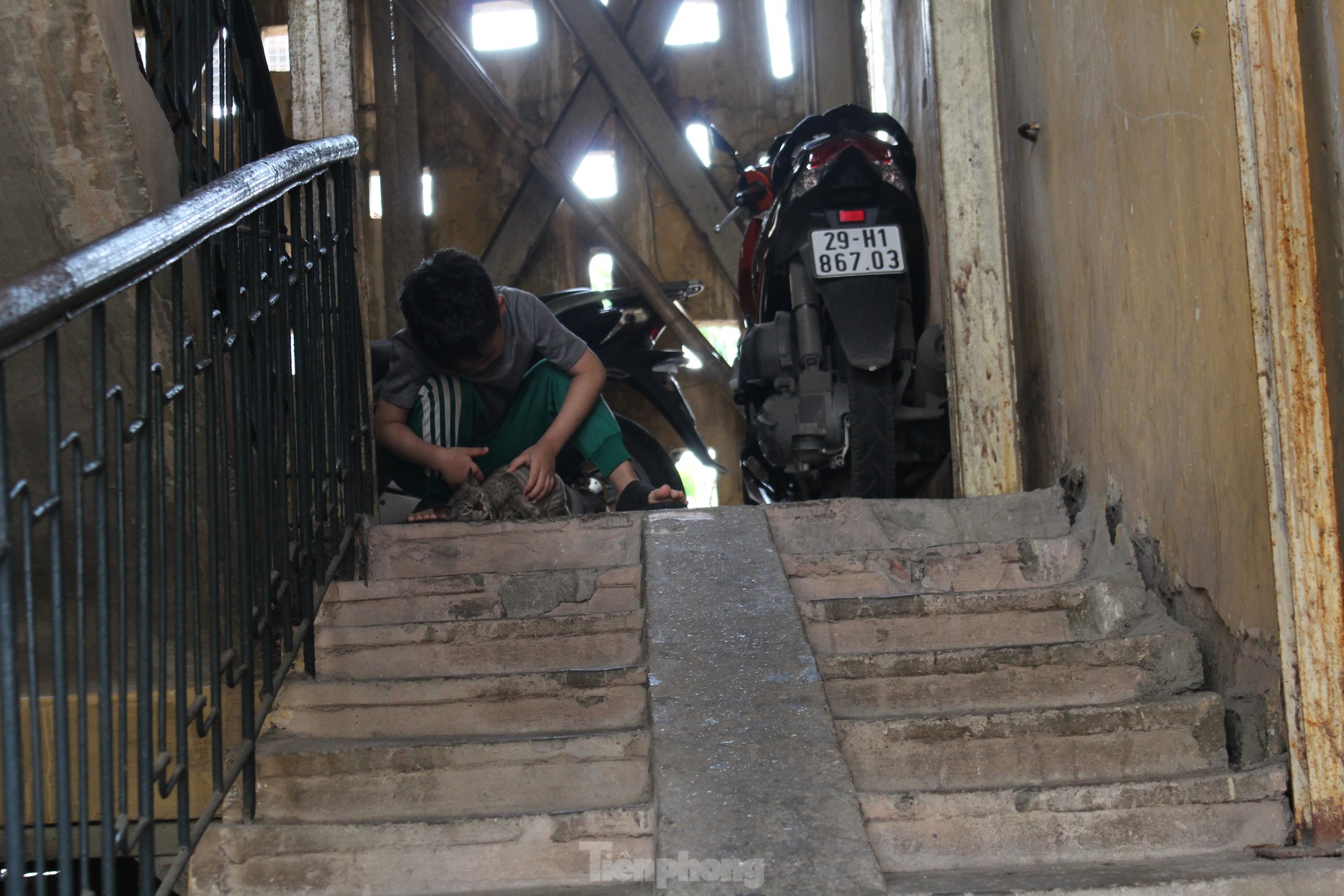 Những vết nứt ngang dọc tại chung cư người dân phải di dời trong đêm để tránh bão-10