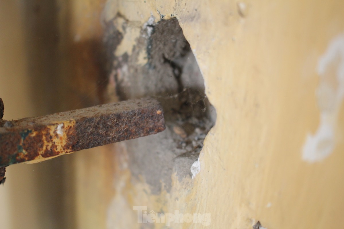 Những vết nứt ngang dọc tại chung cư người dân phải di dời trong đêm để tránh bão-11