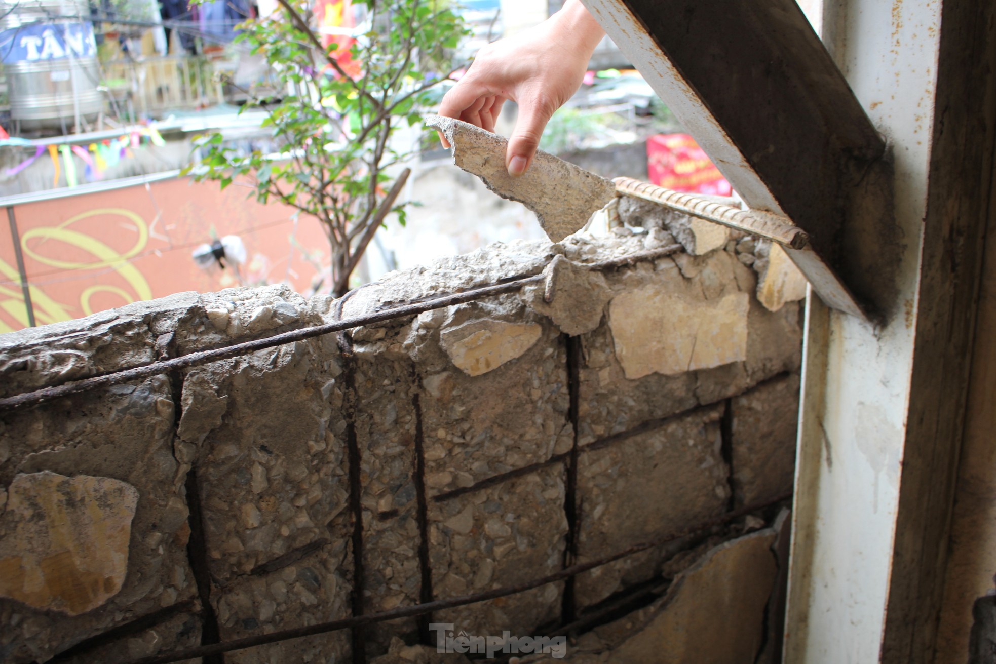 Những vết nứt ngang dọc tại chung cư người dân phải di dời trong đêm để tránh bão-14