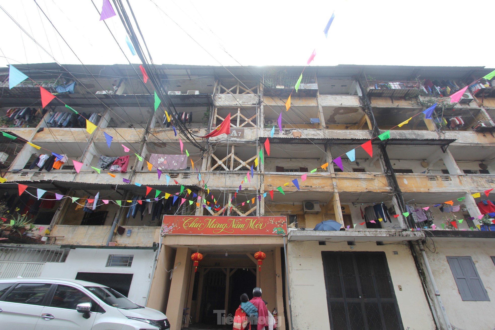 Những vết nứt ngang dọc tại chung cư người dân phải di dời trong đêm để tránh bão-7