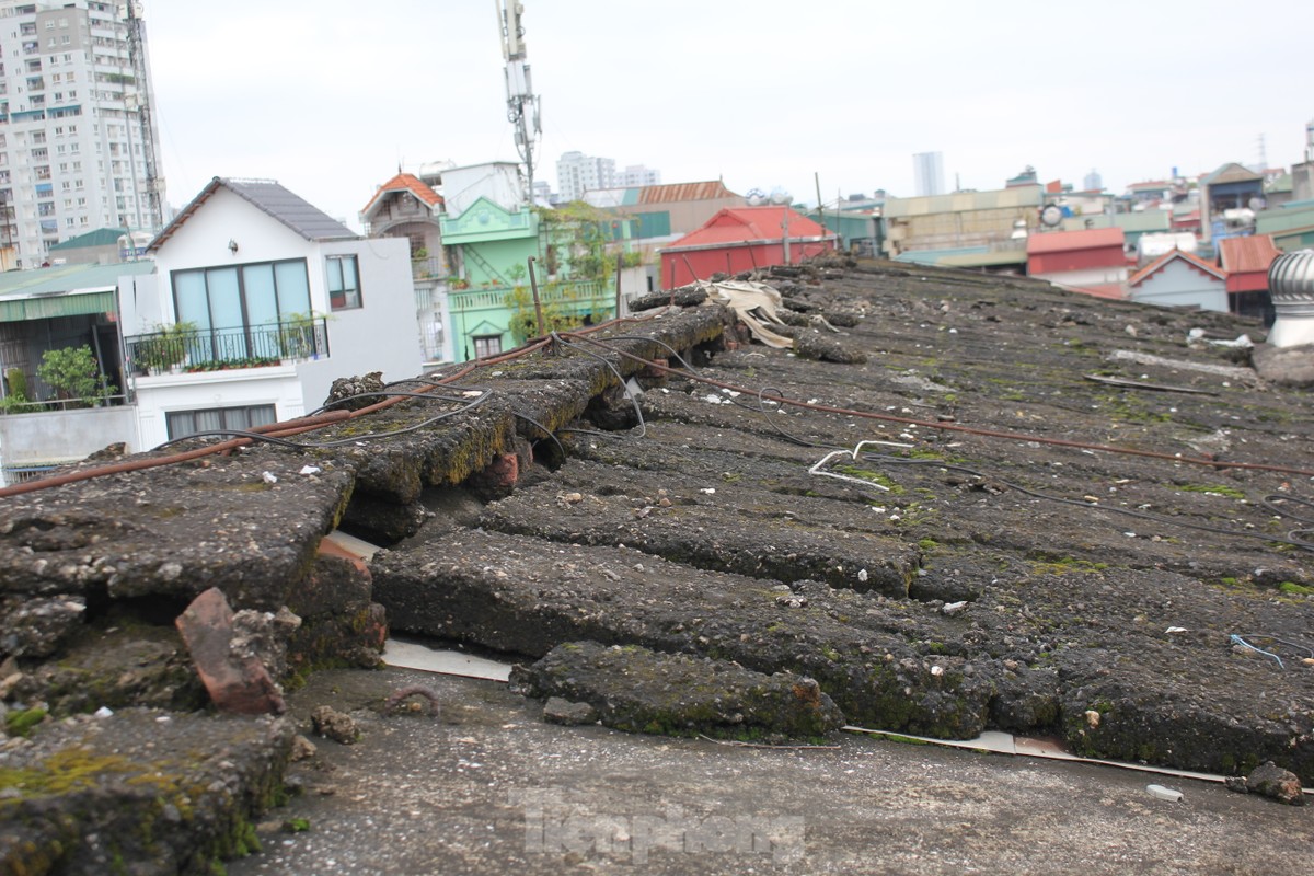 Những vết nứt ngang dọc tại chung cư người dân phải di dời trong đêm để tránh bão-17