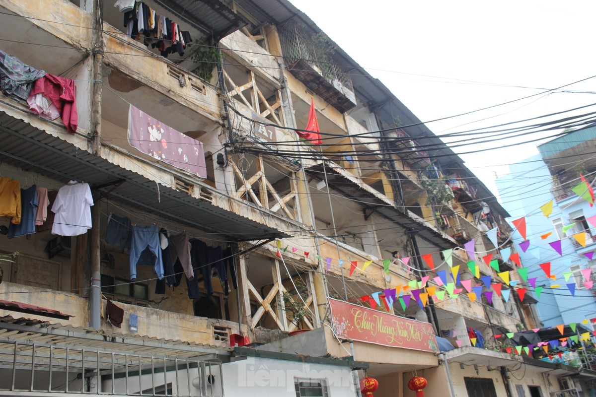 Những vết nứt ngang dọc tại chung cư người dân phải di dời trong đêm để tránh bão-18