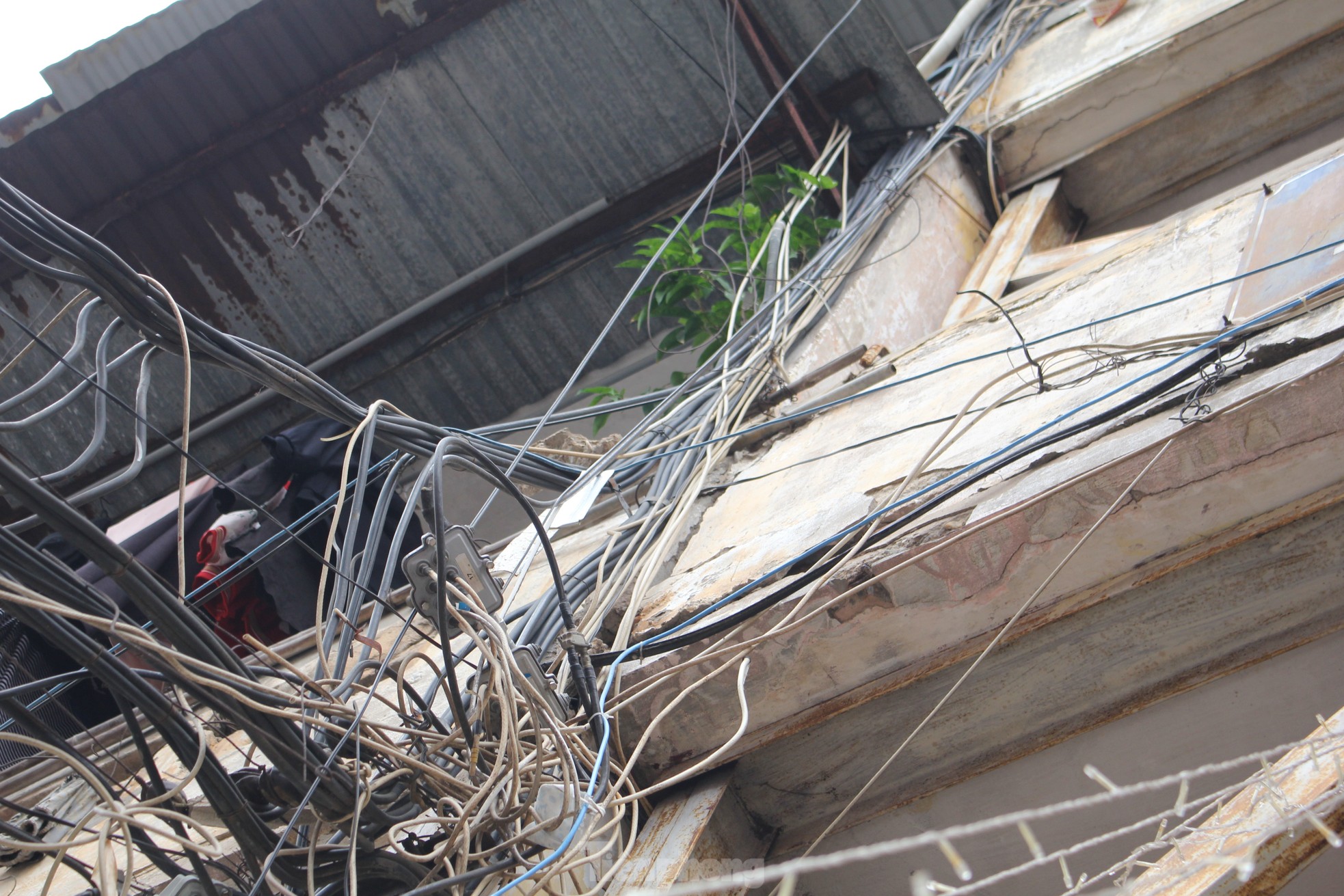 Những vết nứt ngang dọc tại chung cư người dân phải di dời trong đêm để tránh bão-21