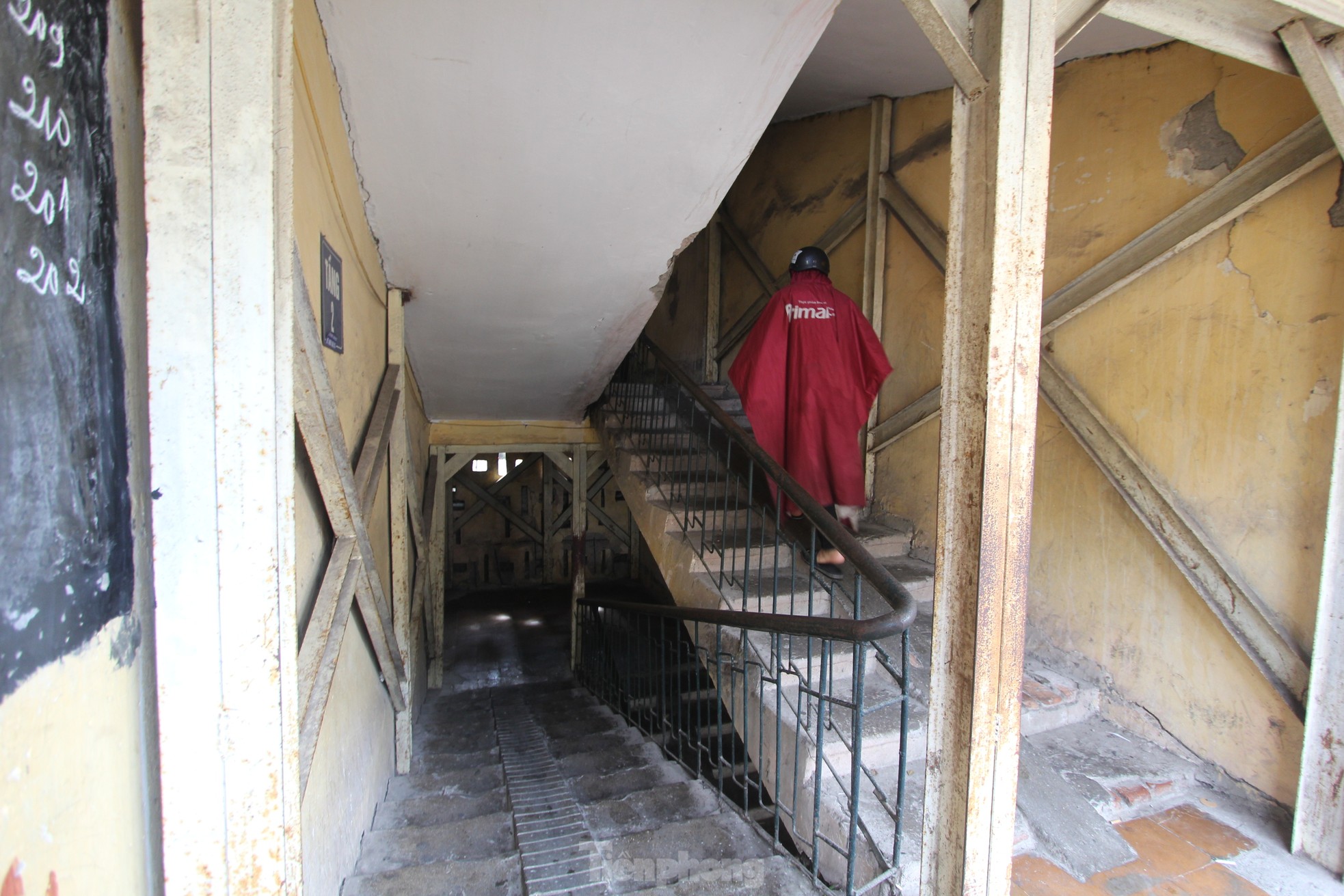 Những vết nứt ngang dọc tại chung cư người dân phải di dời trong đêm để tránh bão-25