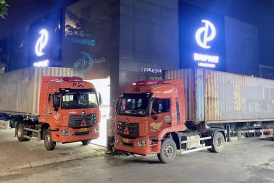 Người dân Hà Nội dùng container chặn cửa chống bão Yagi