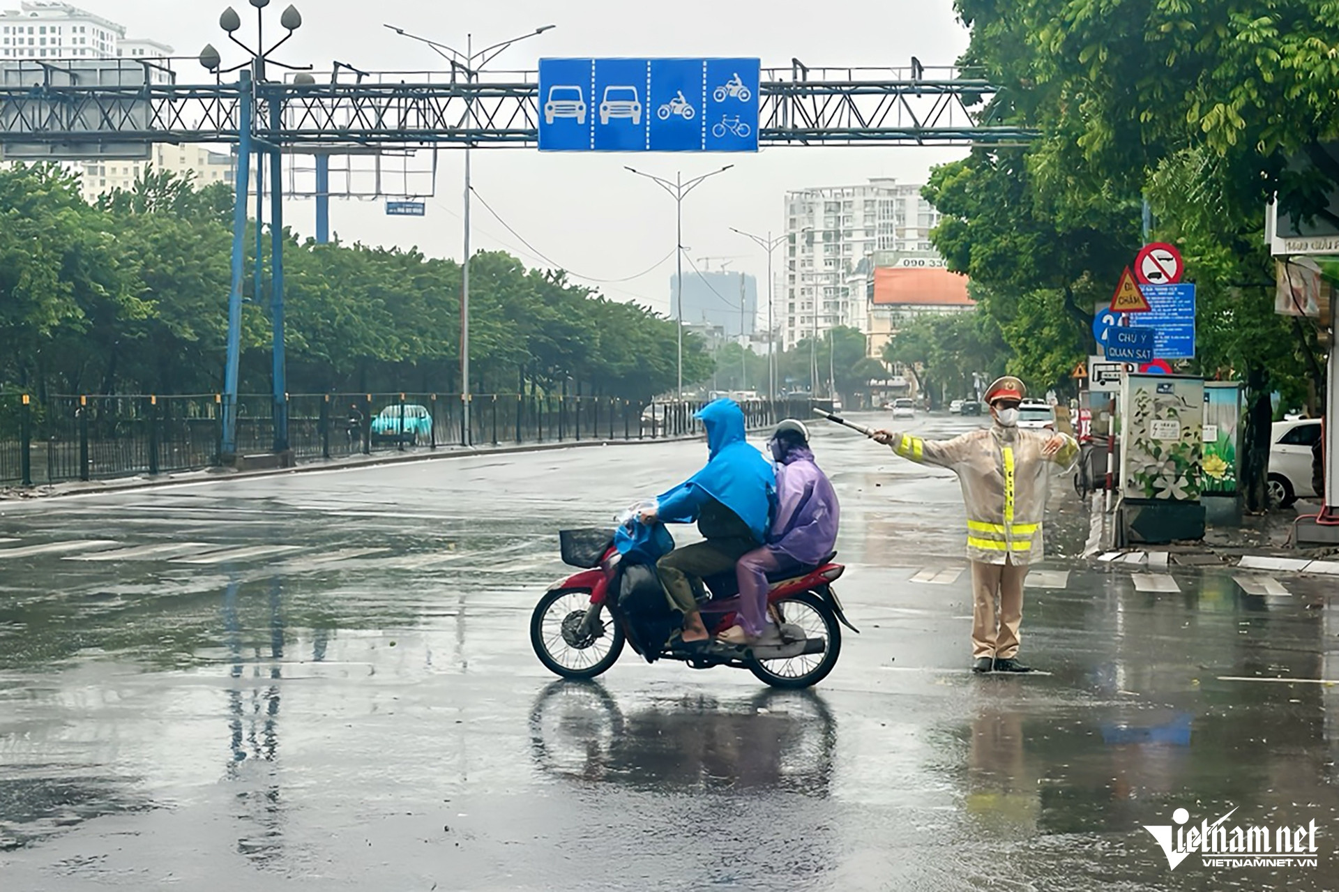 Đường phố Hà Nội vắng lặng trước giờ bão số 3 Yagi đổ bộ vào đất liền-9