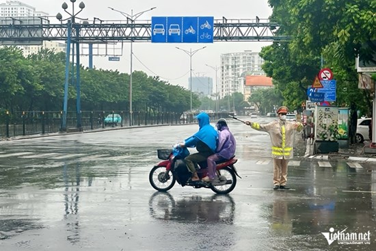 Đường phố Hà Nội vắng lặng trước giờ bão số 3 Yagi đổ bộ vào đất liền