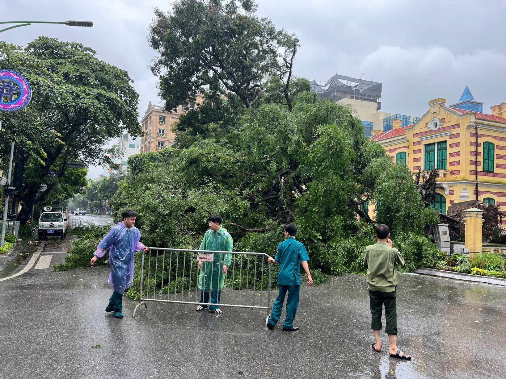 Bão số 3 đổ bộ Quảng Ninh - Hải Phòng: Tôn bay, kính sập ngổn ngang-10