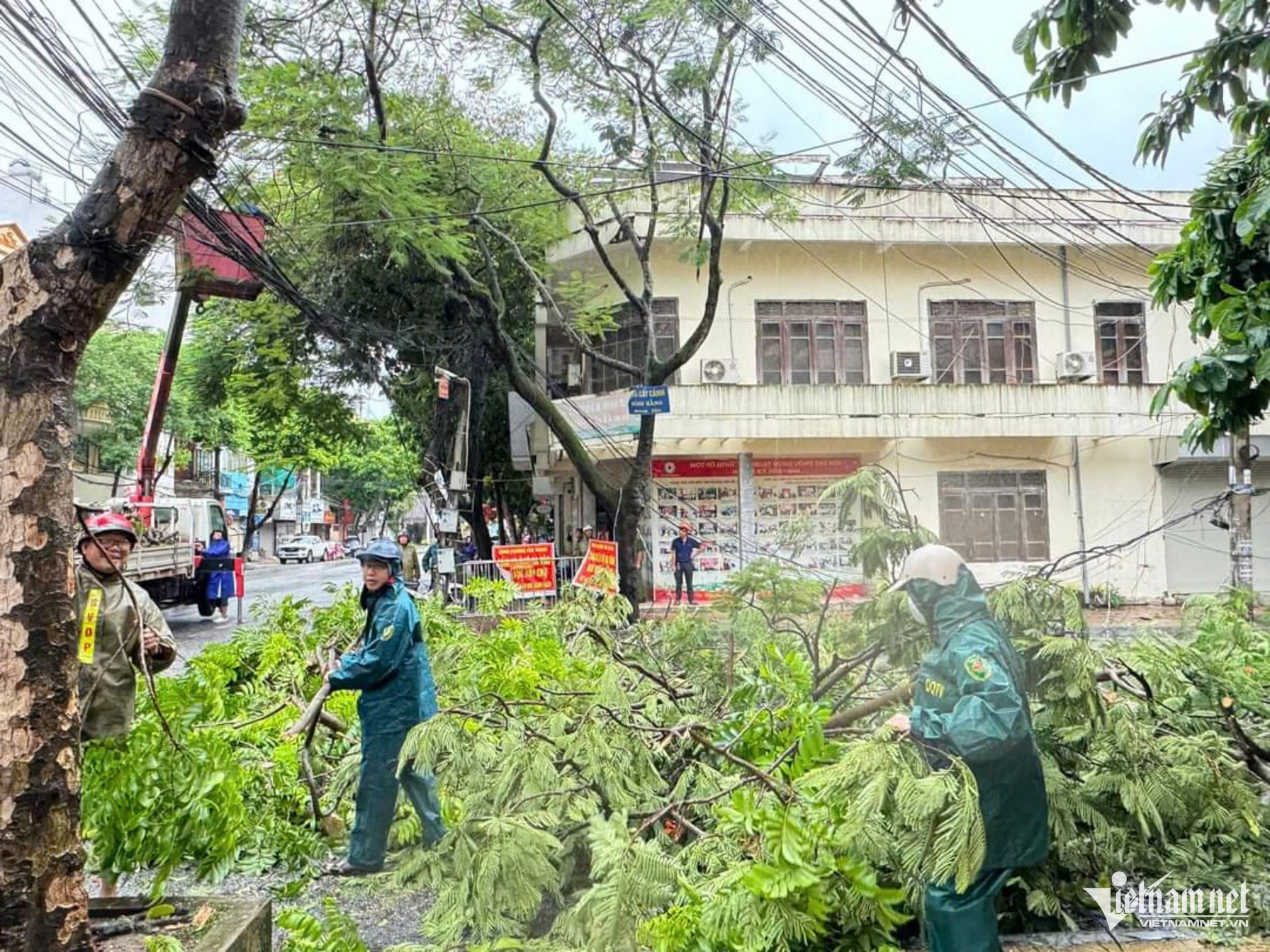 Bão số 3 đổ bộ Quảng Ninh - Hải Phòng: Tôn bay, kính sập ngổn ngang-15