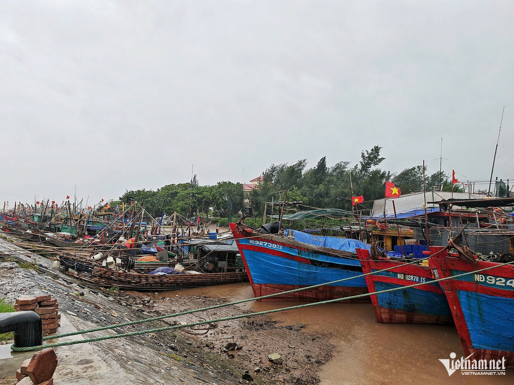 Bão số 3 đổ bộ Quảng Ninh - Hải Phòng: Tôn bay, kính sập ngổn ngang-7