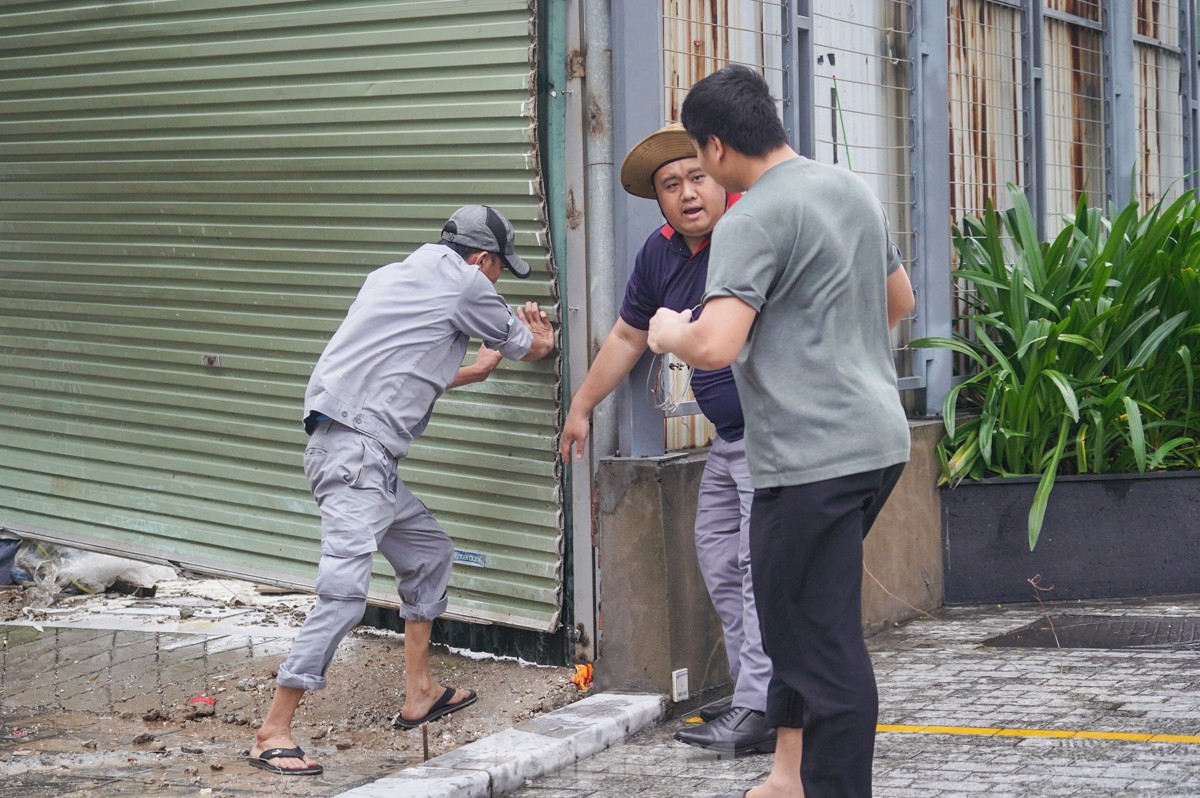 Hà Nội: Gió giật dữ dội, người và xe ngả nghiêng trên đường-10