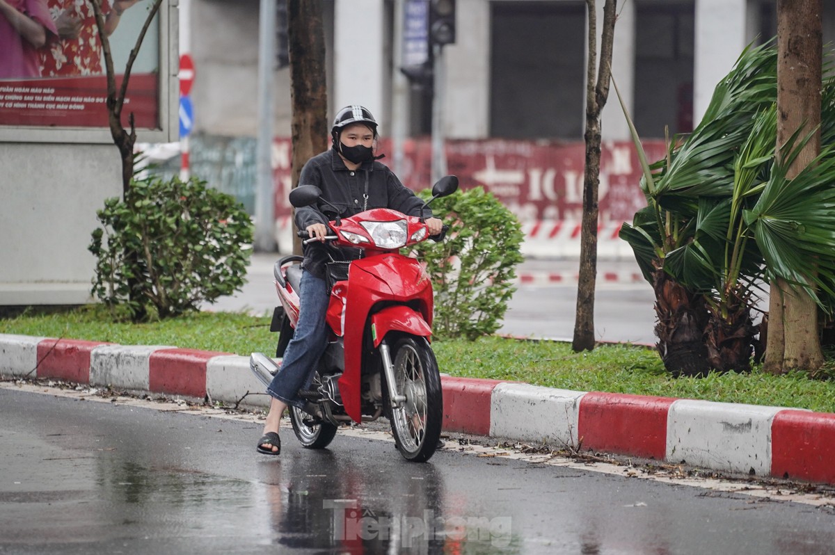 Hà Nội: Gió giật dữ dội, người và xe ngả nghiêng trên đường-11