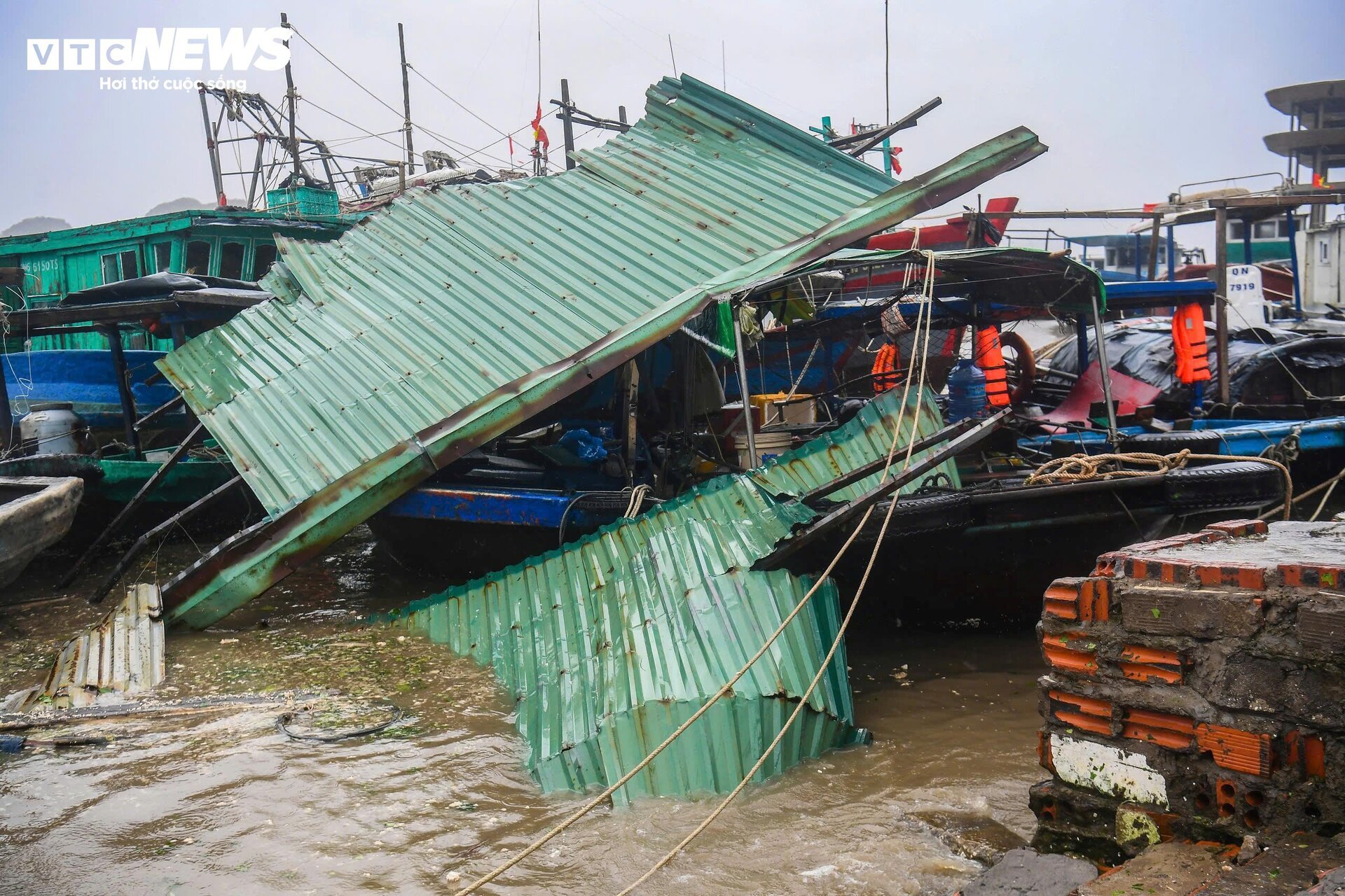 Dân Quảng Ninh kể lại phút kinh hoàng bão Yagi quét qua mái tôn ầm ập bay như diều-9