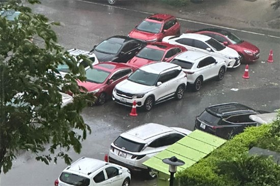 Xe ô tô ở Hà Nội đỗ co cụm giữa đường để tránh cây đổ đè lên