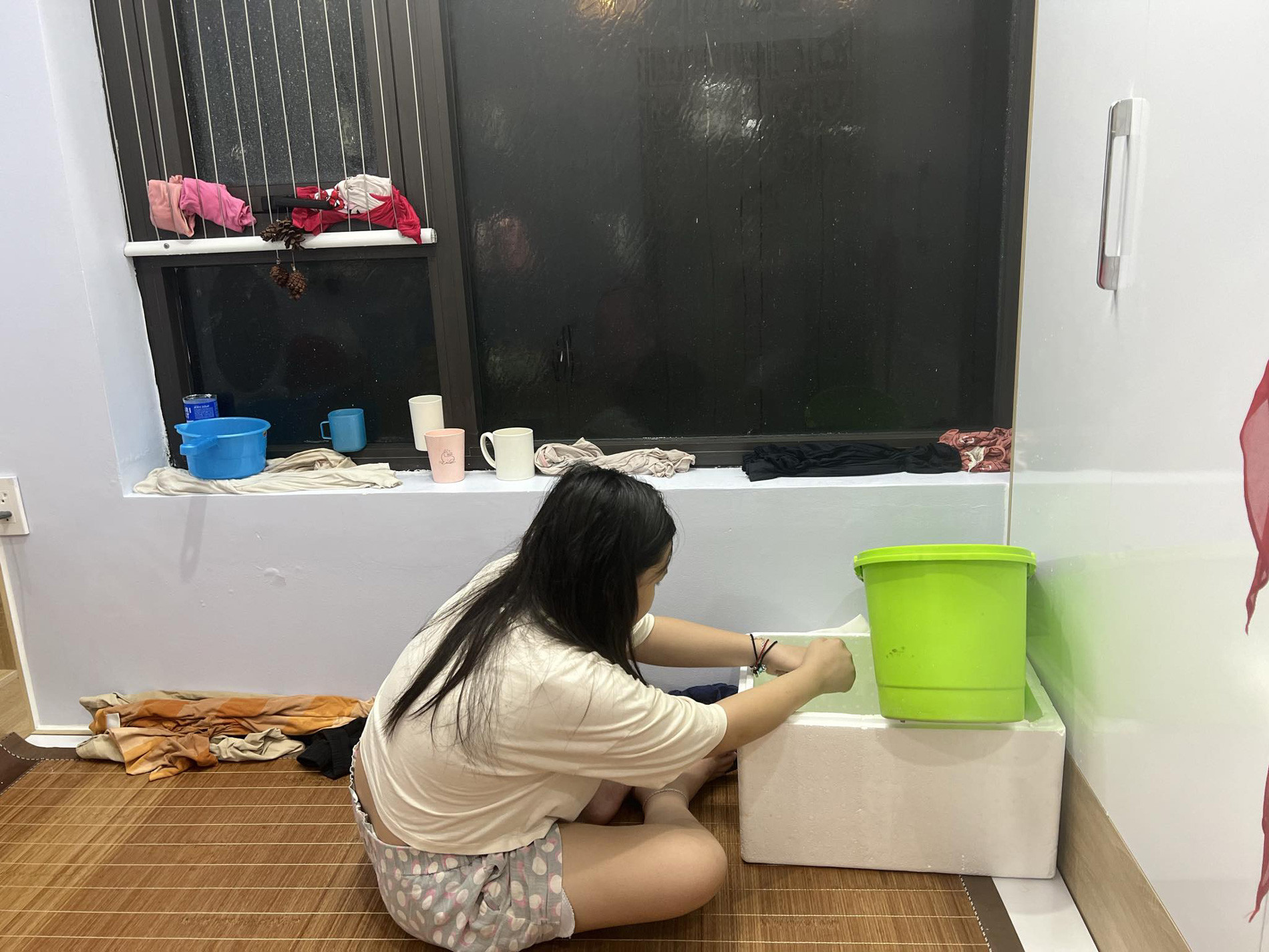 Siêu bão Yagi quần thảo, dân chung cư ở Hà Nội hứng 40 chậu nước một ngày-3