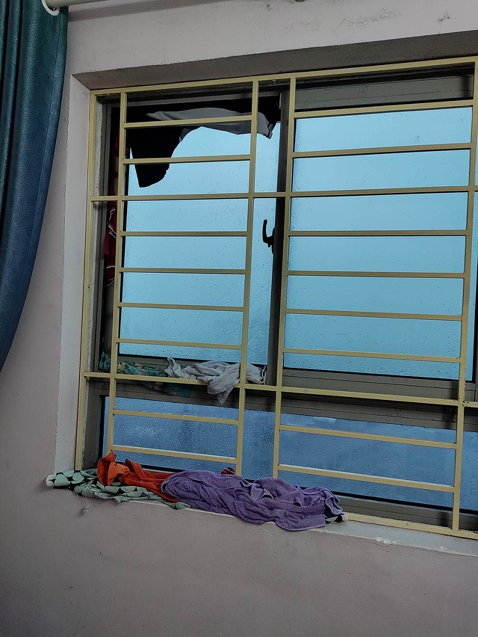 Cách chống siêu bão Yagi độc đáo, bi hài của người dân chung cư Hà Nội: Tã bỉm, ống hút thành vật thoát nước hữu hiệu-1