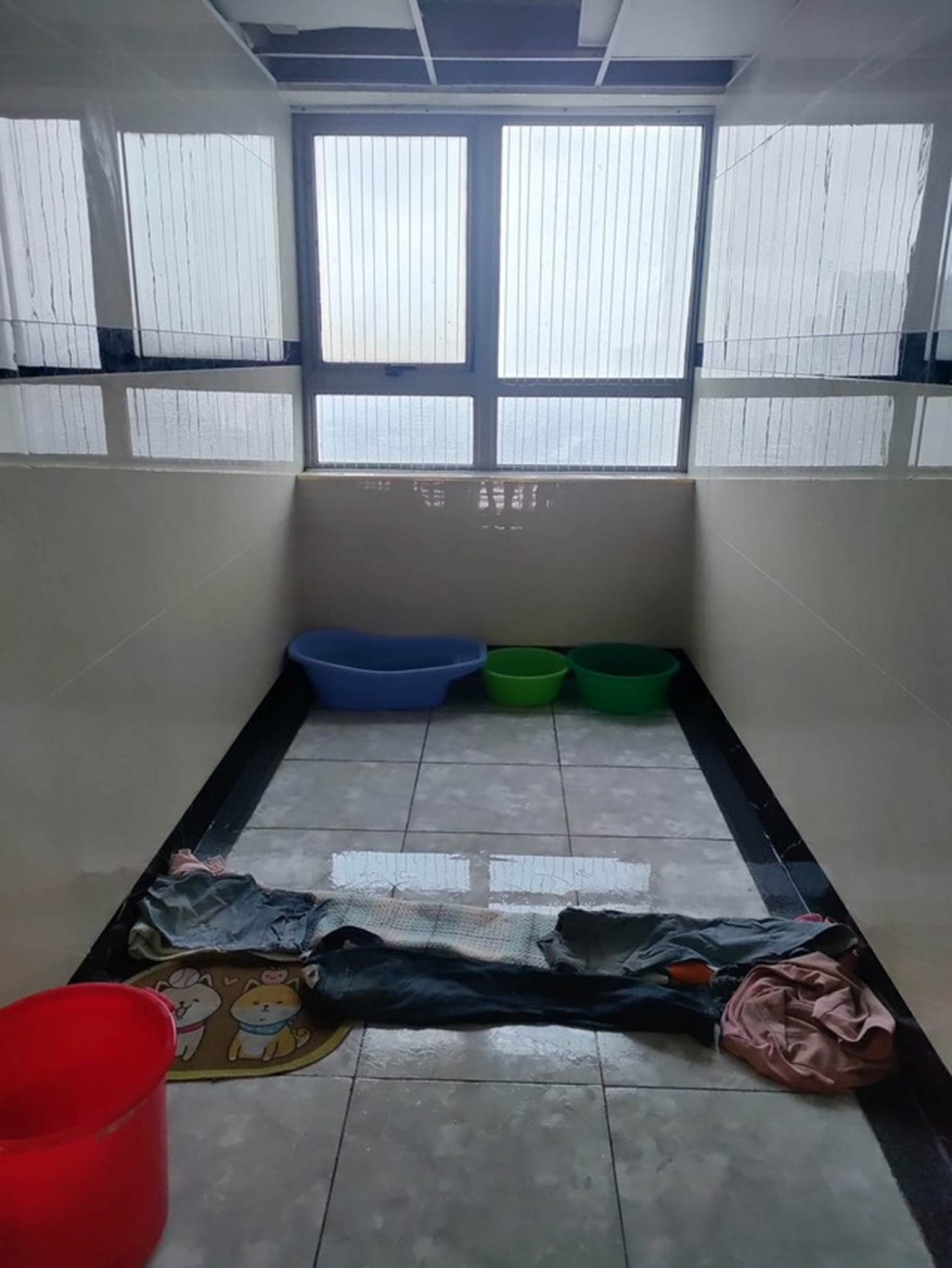 Cách chống siêu bão Yagi độc đáo, bi hài của người dân chung cư Hà Nội: Tã bỉm, ống hút thành vật thoát nước hữu hiệu-2