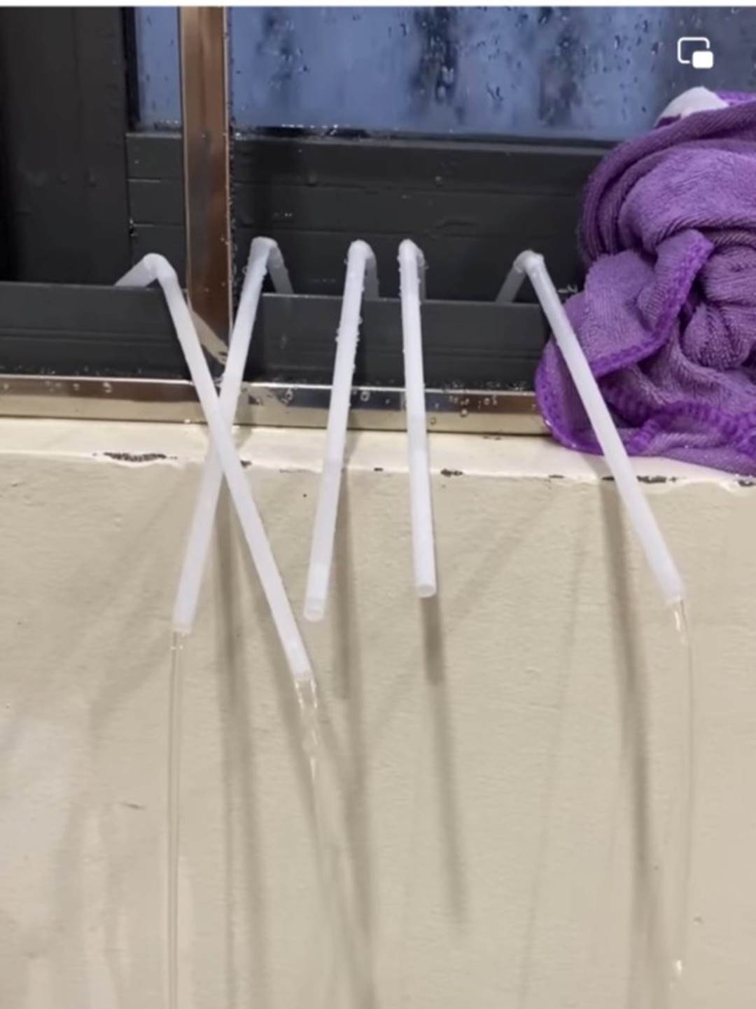 Cách chống siêu bão Yagi độc đáo, bi hài của người dân chung cư Hà Nội: Tã bỉm, ống hút thành vật thoát nước hữu hiệu-3