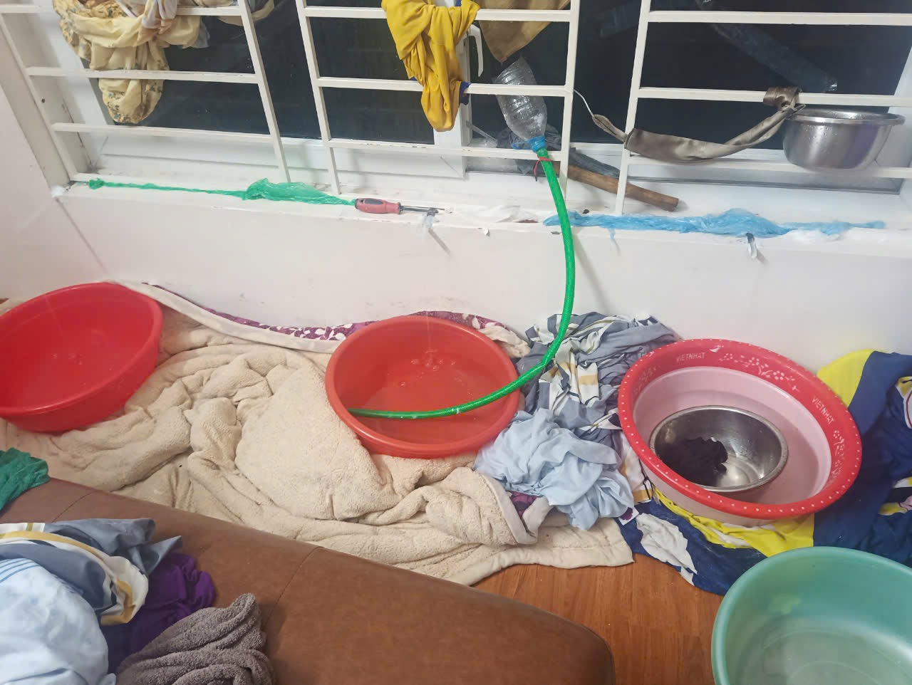 Cách chống siêu bão Yagi độc đáo, bi hài của người dân chung cư Hà Nội: Tã bỉm, ống hút thành vật thoát nước hữu hiệu-5