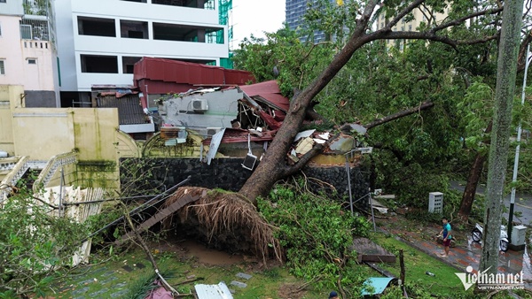 Hình ảnh nhói lòng trong siêu bão Yagi-16