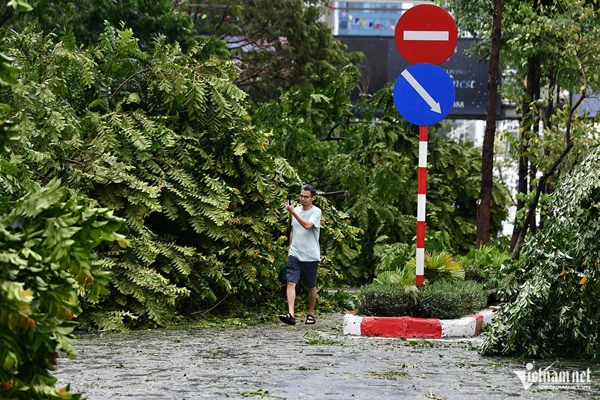 Hình ảnh nhói lòng trong siêu bão Yagi-22