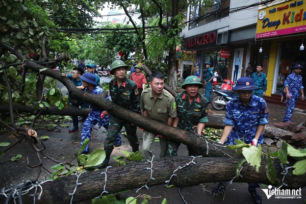 Hình ảnh nhói lòng trong siêu bão Yagi-28