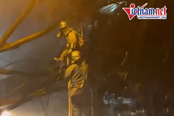 Thái Nguyên: Ô tô lội nước, giao thông bị chia cắt-1