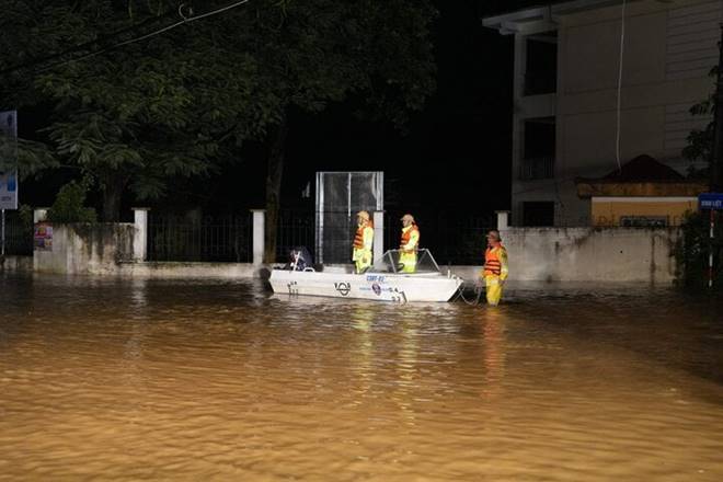 Nước dâng liên tục, người Yên Bái trắng đêm chạy lũ-1