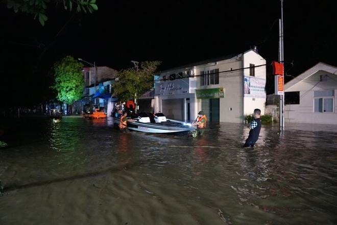 Nước dâng liên tục, người Yên Bái trắng đêm chạy lũ-2