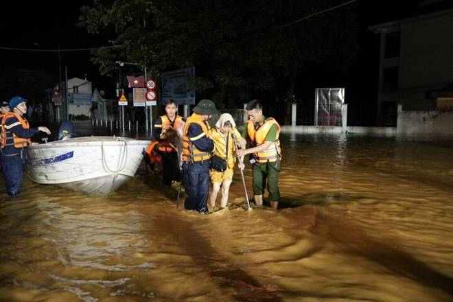 Nước dâng liên tục, người Yên Bái trắng đêm chạy lũ-3