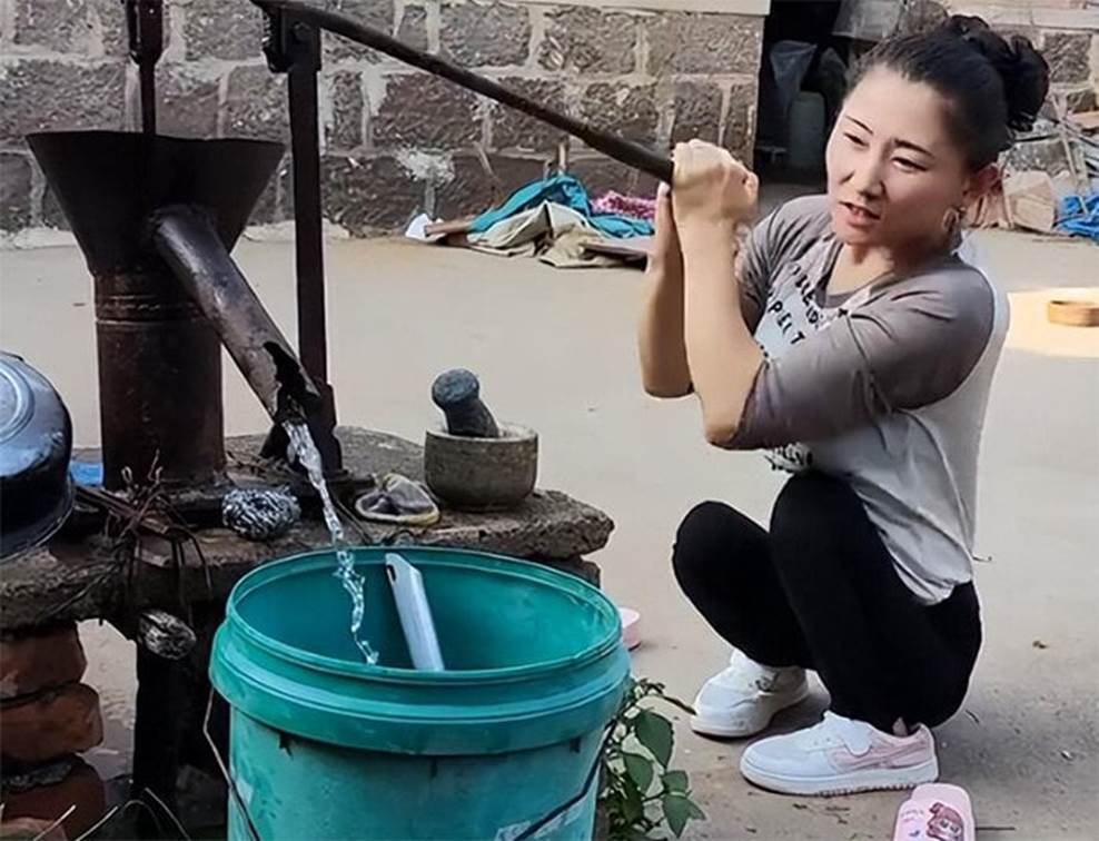 Bà mẹ 4 chân quyết cãi lời bác sỹ để sinh con, nhìn thành quả ai cũng bất ngờ-1