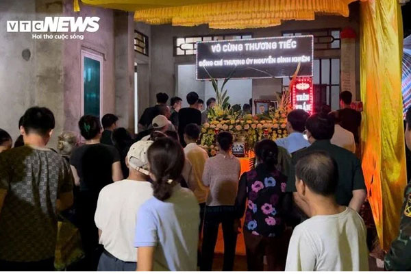 Xúc động hình ảnh quê nhà đón thi thể Thượng úy 27 tuổi hy sinh khi chống bão-1