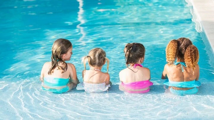 Mặc đồ bơi màu nào an toàn nhất?-2