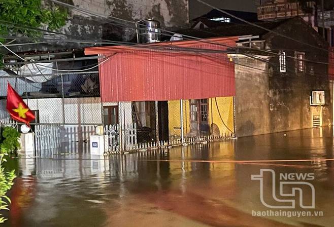 Nước sông Cầu dâng cao lịch sử, dân Thái Nguyên thâu đêm chạy lụt-6