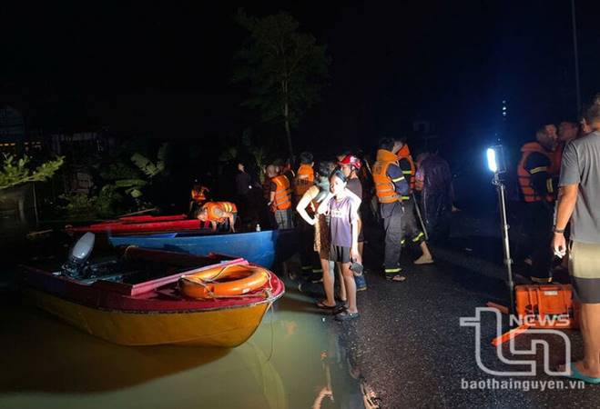 Nước sông Cầu dâng cao lịch sử, dân Thái Nguyên thâu đêm chạy lụt-7