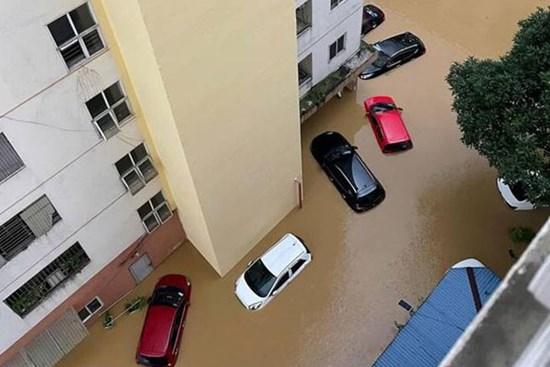 Nước sông Cầu dâng cao lịch sử, dân Thái Nguyên thâu đêm chạy lụt