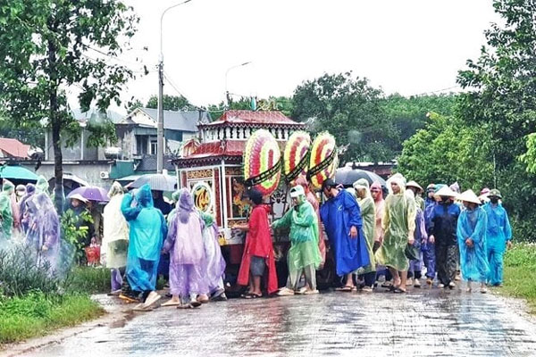 Xót xa người mẹ bị cây phượng bật gốc đè thiệt mạng, bỏ lại 3 con bơ vơ-2