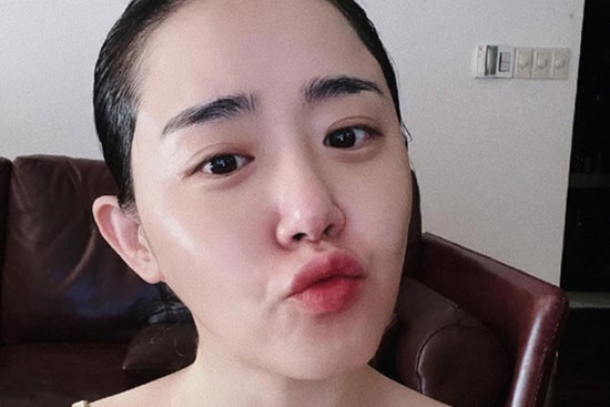 Kỹ tính chọn mỹ phẩm chứa thành phần chống oxy hóa nên làn da diễn viên 'Trái tim mùa thu' luôn đẹp