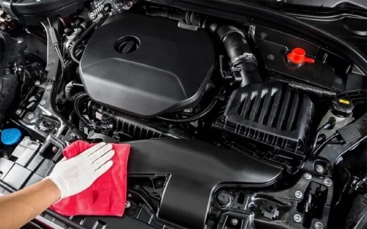 Cách tự vệ sinh khoang máy ô tô không cần xịt nước-1