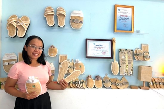 Người phụ nữ ở Đà Nẵng biến loại quả bỏ đi thành vật dụng hữu ích, thu tiền tỷ